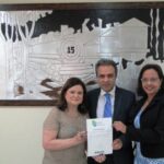 – Raquel Serbino (e), presidente do TCE, Edilson Silva (c), e Adir Oliveira, durante a assinatura do termo de adesão