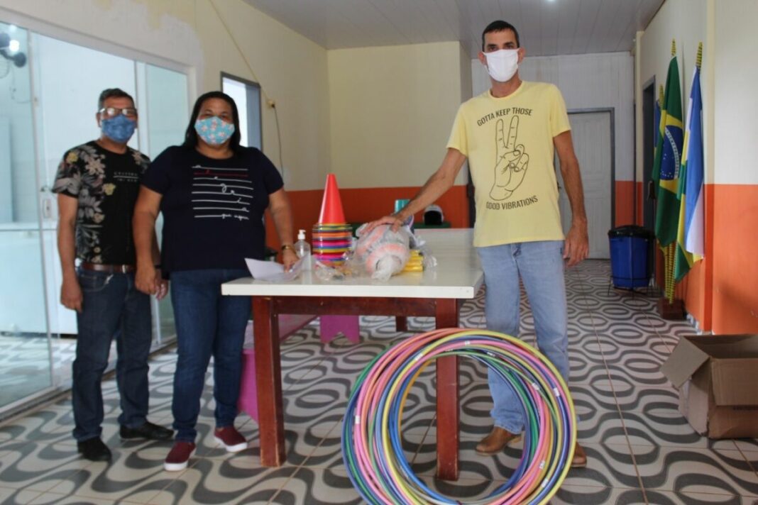 Escolas municipais recebem materiais esportivos adquiridos através de emenda impositiva