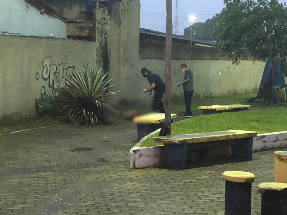 Suspeito de matar homem a facadas e pedradas é capturado pela família da vítima ao passar perto de velório, em RO