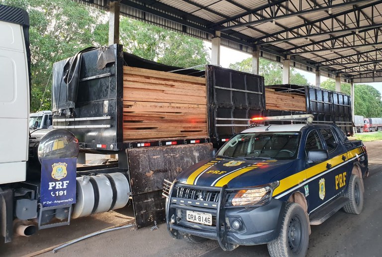 Em Ariquemes, PRF identifica transporte irregular de madeira