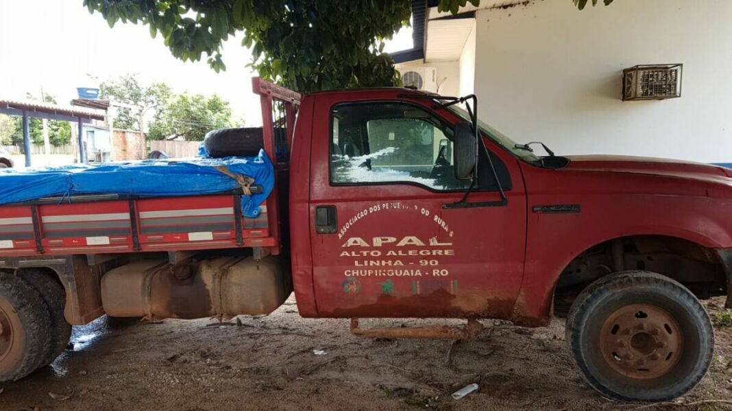 Polícia Militar apreende caminhonete de Associação Rural transportando madeira ilegal