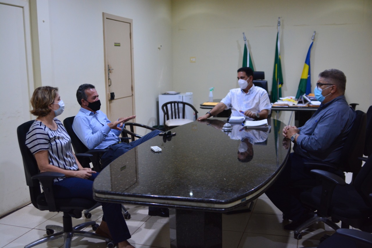 Rolim de Moura: Prefeito recebe diretoria do Centro Educacional que pede prorrogação de prazo para doação de terreno para construção de Centro de equoterapia