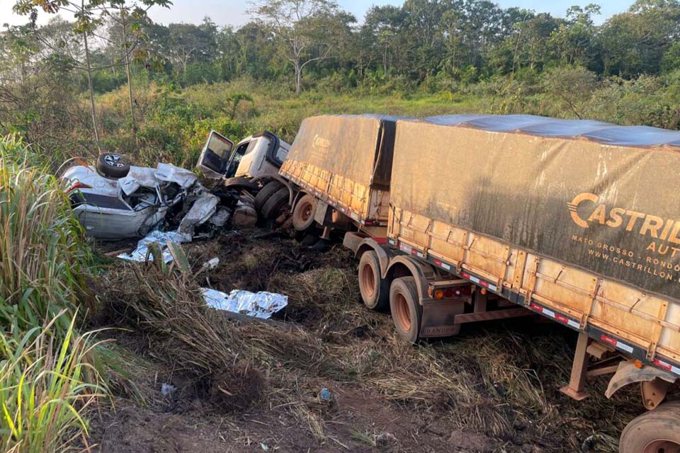  Acidente entre carreta e SW4 deixa dois mortos na BR-364 