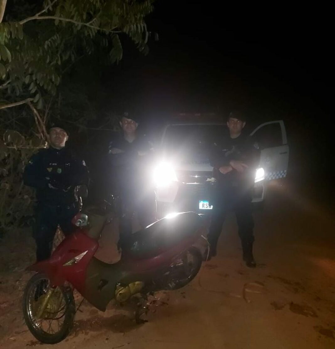 Na área rural de Cerejeiras, PM localiza moto Honda Biz roubada em Vilhena