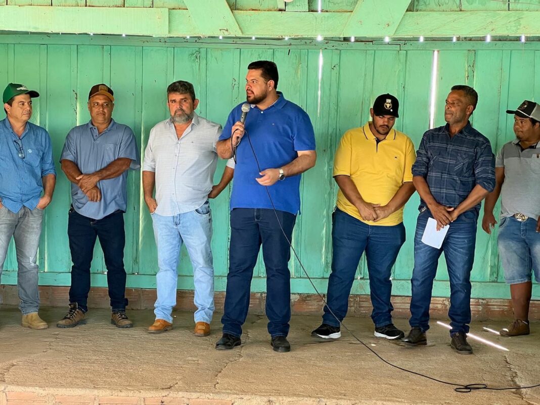 Jean de Oliveira entrega trator e implementos agrícolas à comunidade de Santa Luzis D´oeste
