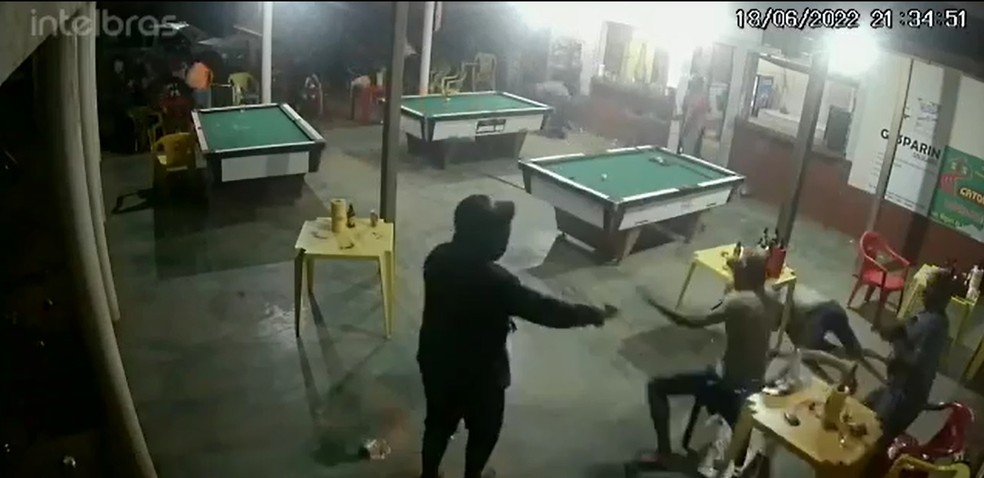 Homem encapuzado invade bar e atira em clientes — Foto: Reprodução