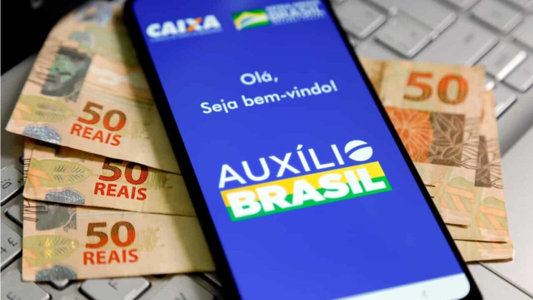 Senado aprova PEC do estado de emergência, que aumenta Auxílio Brasil e cria vale-caminhoneiro a três meses da eleição