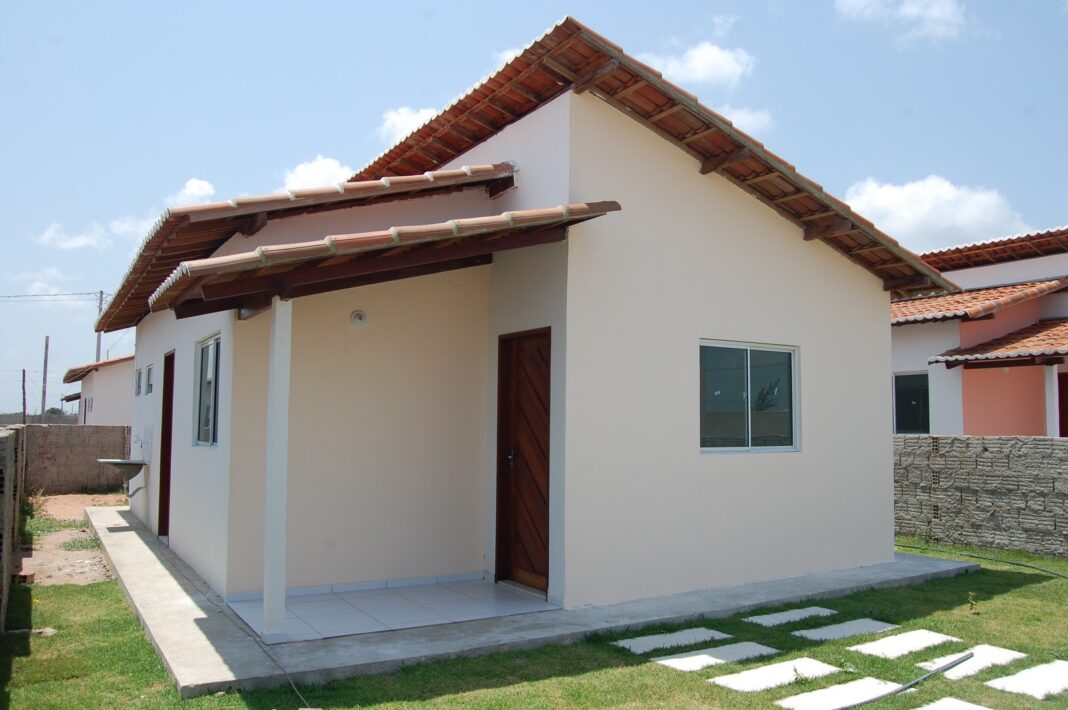 Câmara aprova PL de Bolsonaro que permite a bancos penhorar casas de famílias inadimplentes