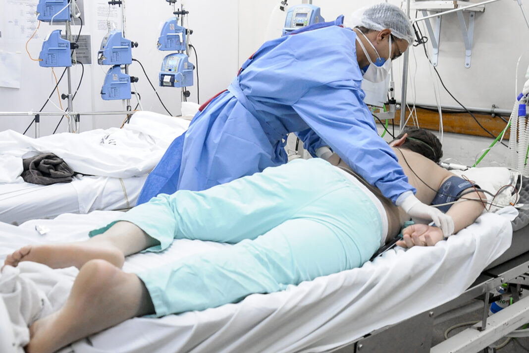 Brasil vive explosão de casos de covid; pacientes não apresentam vacinação completa