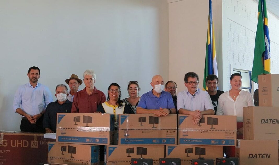 Prefeito de Colorado destaca projeto de informatização das escolas e agradece parceiros