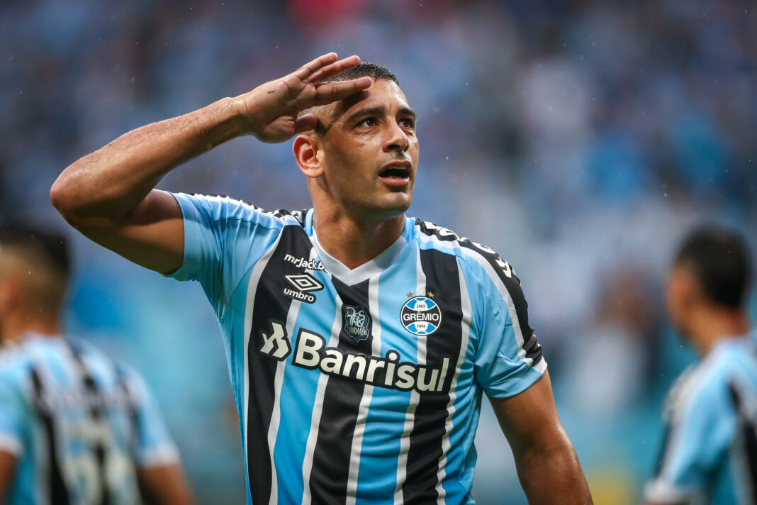 Diego Souza faz gol de bicicleta e Grêmio assume vice-liderança da Série B