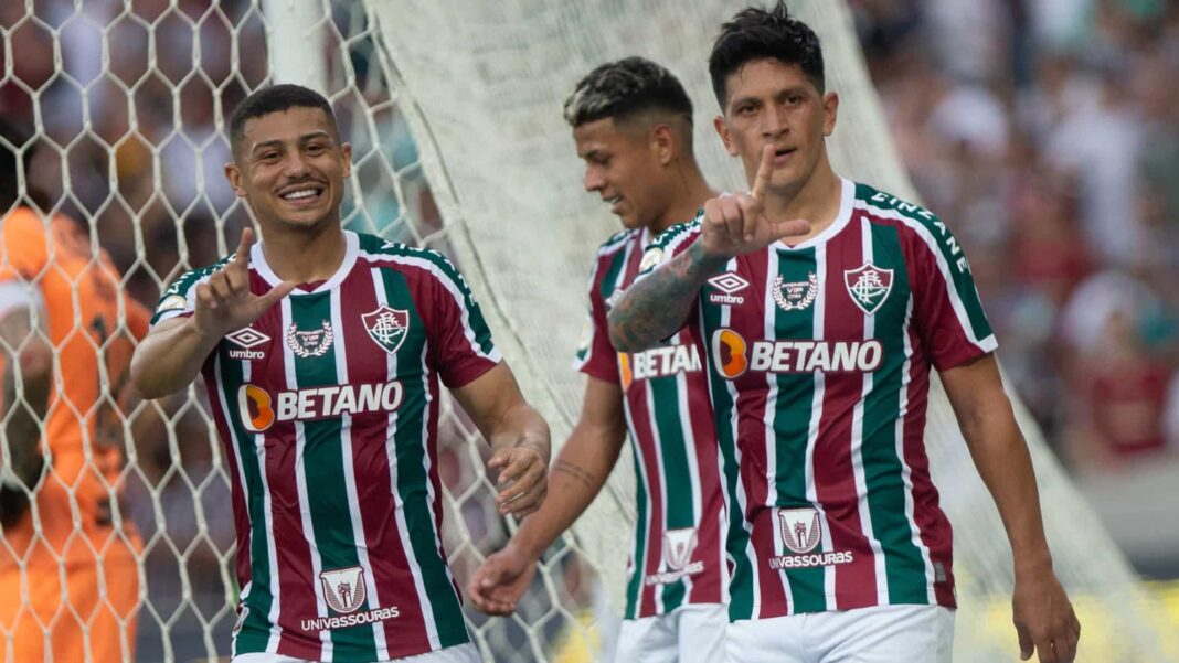 Fluminense goleia Corinthians e dá salto na classificação