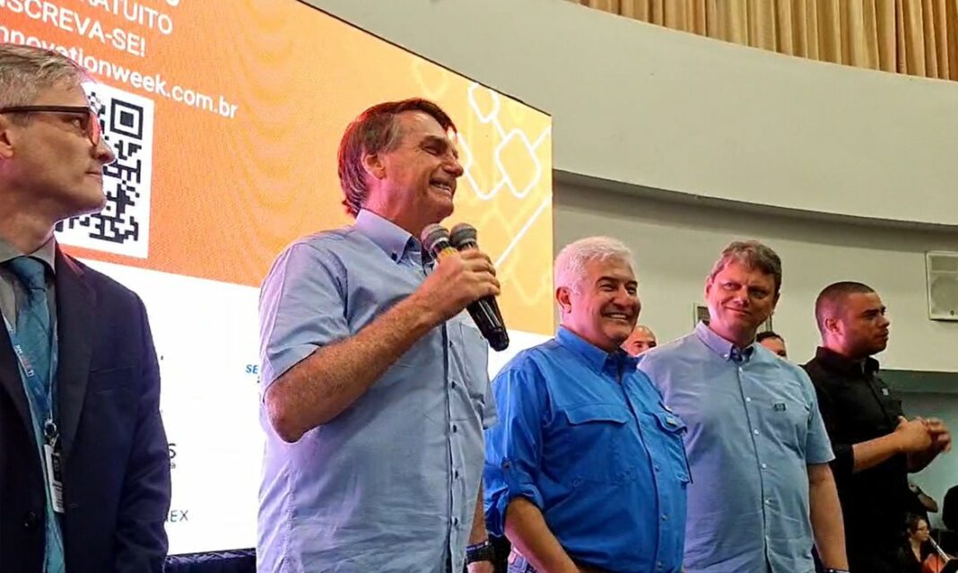 Em comício, Bolsonaro defende excludente de ilicitude para policiais