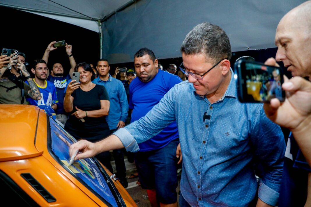 Coronel Marcos Rocha sai na frente na plotagem de veículos no primeiro dia de campanha