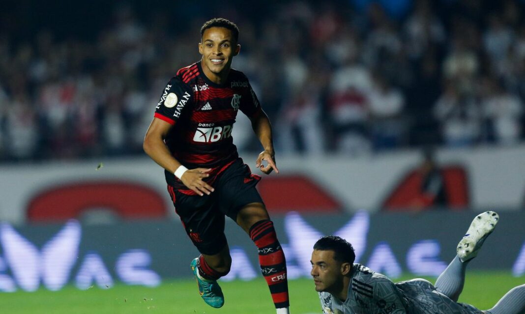 São Paulo perde chances e sofre dolorosa derrota para Flamengo