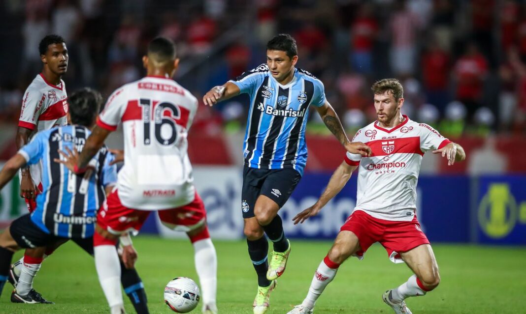 Mesmo com um a mais, Grêmio perde de 2 a 0 para o CRB