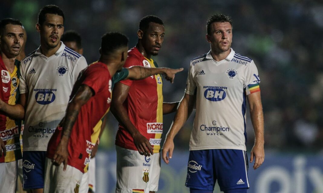 Cruzeiro sai na frente, mas cede empate ante o Sampaio Corrêa no Maranhão