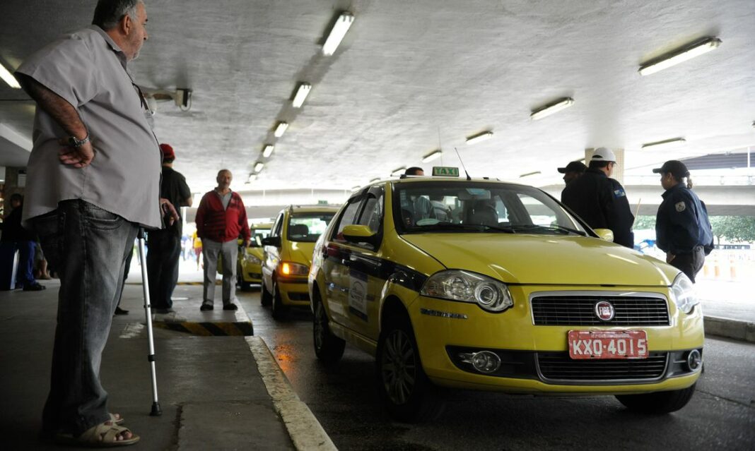Auxílio Taxista começa a ser pago com parcela dobrada