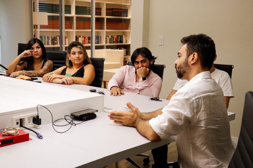 Vinicius Miguel dialoga com influenciadores digitais em encontro em Porto Velho