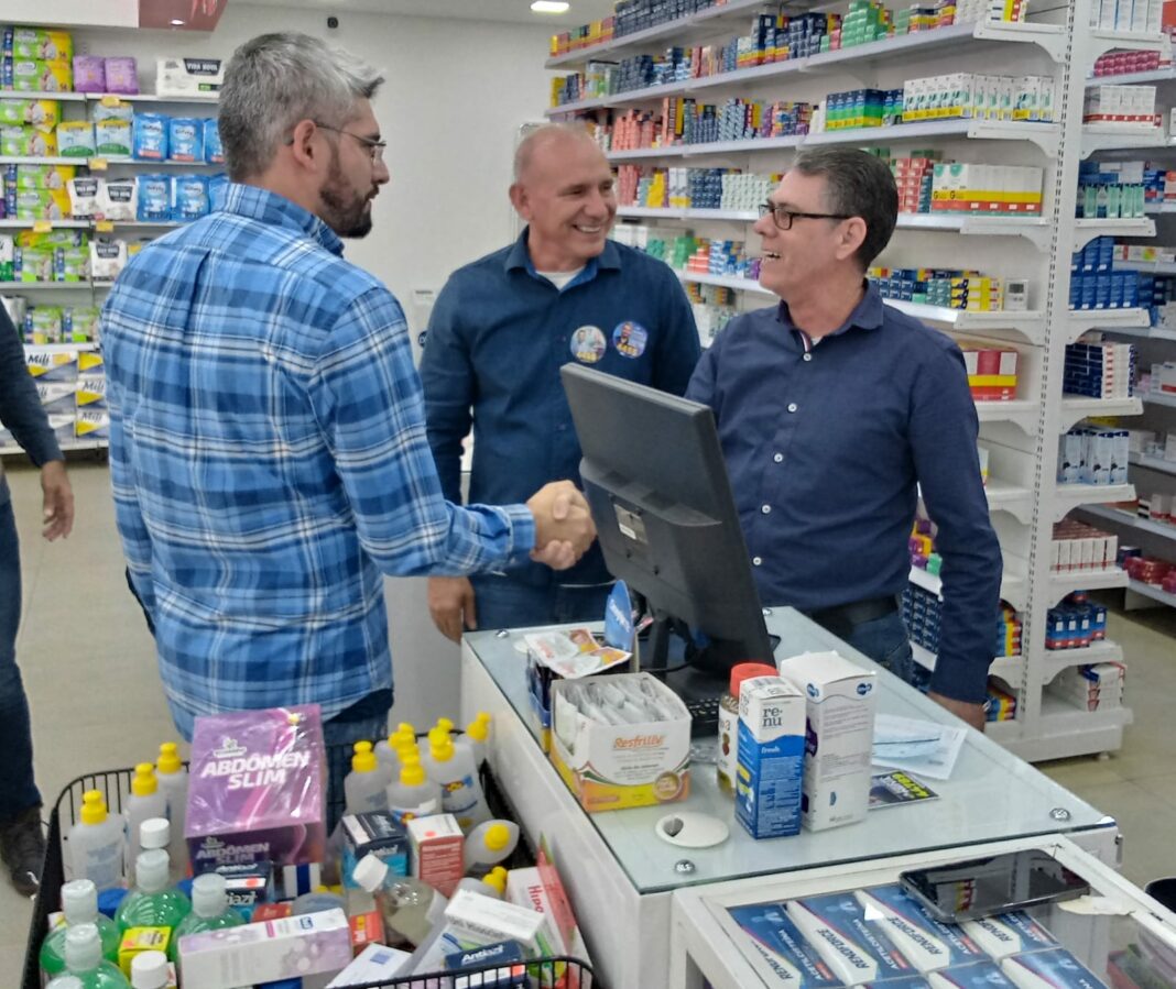 Ao lado do filho candidato à federal, Ezequiel Neiva faz caminhada e reafirma compromisso com Vilhena