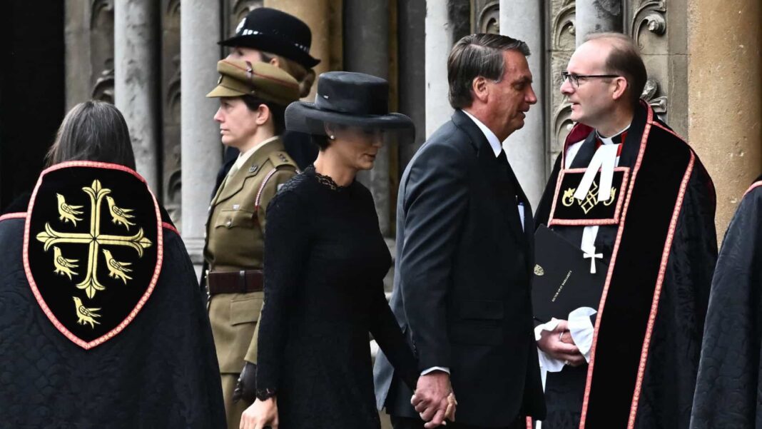 Bolsonaro chama Lula de ladrão, mas nega ter ido a Londres para fazer política