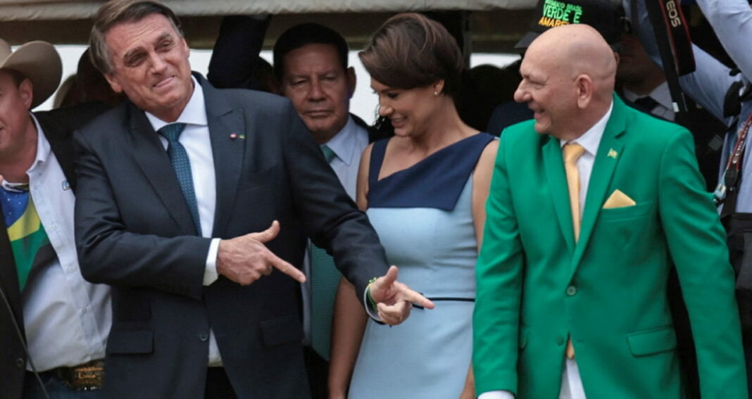 Estadão diz que Bolsonaro humilhou o Brasil ao falar de seu pênis e acrescenta que ele provoca asco