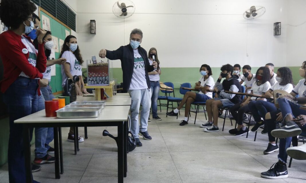 Brasil poderá ter carência de 235 mil professores, diz estudo