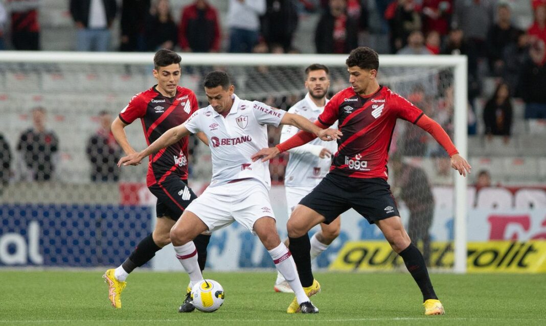 Athletico derrota Fluminense e fica perto do G4