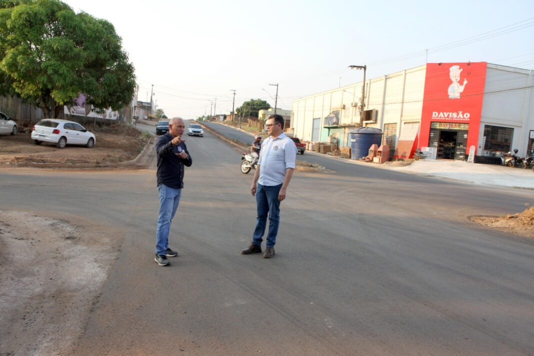 Em forte ritmo de campanha à reeleição, deputado Ezequiel Neiva inspeciona obras de asfaltamento em Cerejeiras e Colorado