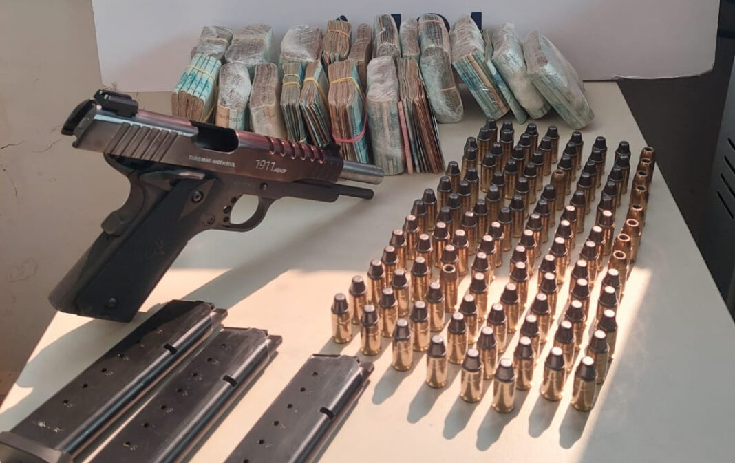 Jovem é detido com arma, munição e mais de R$ 100 mil em dinheiro indo para a Bolívia
