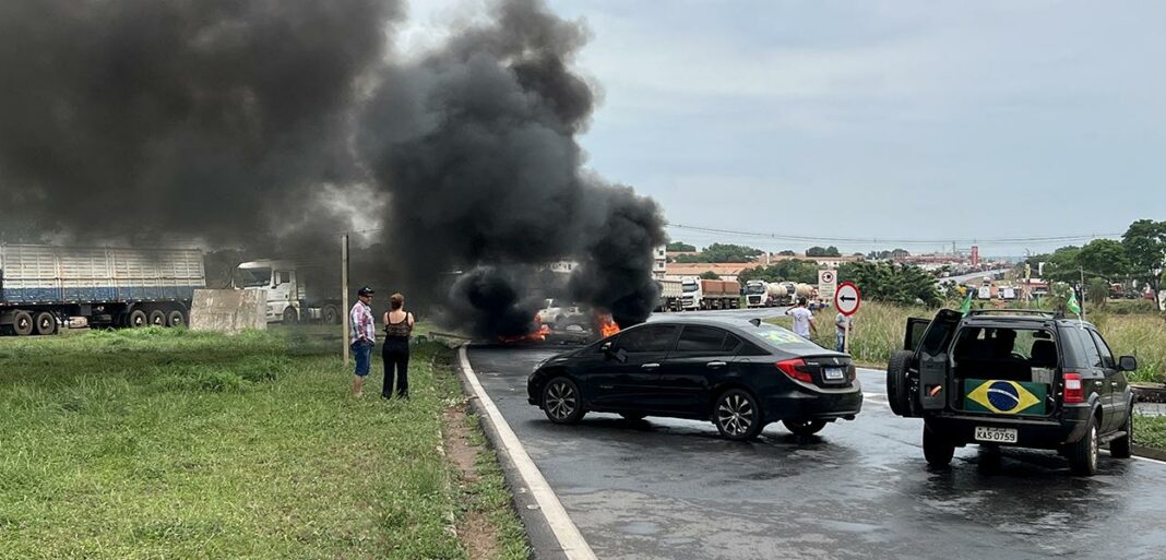 Caminhoneiros bolsonaristas realizam bloqueios em rodovias de 11 estados