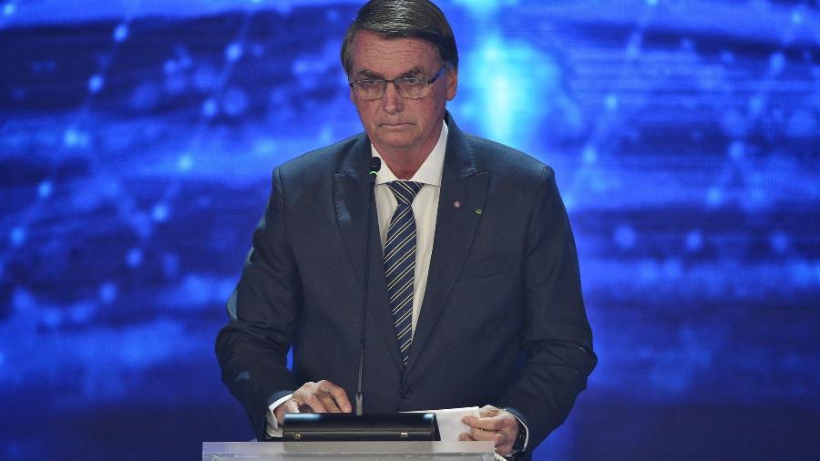 Bolsonaro cala a boca sobre urnas