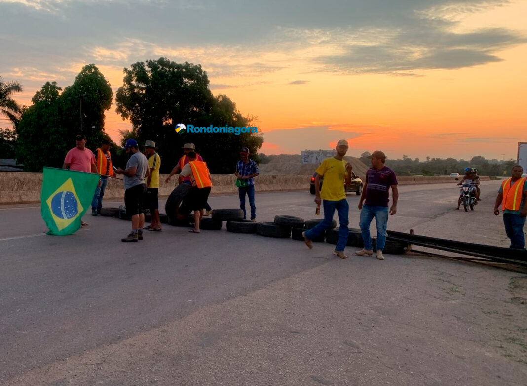Manifestantes bloqueiam a BR-364 em Candeias e proíbem passagem de caminhões e carretas para Porto Velho