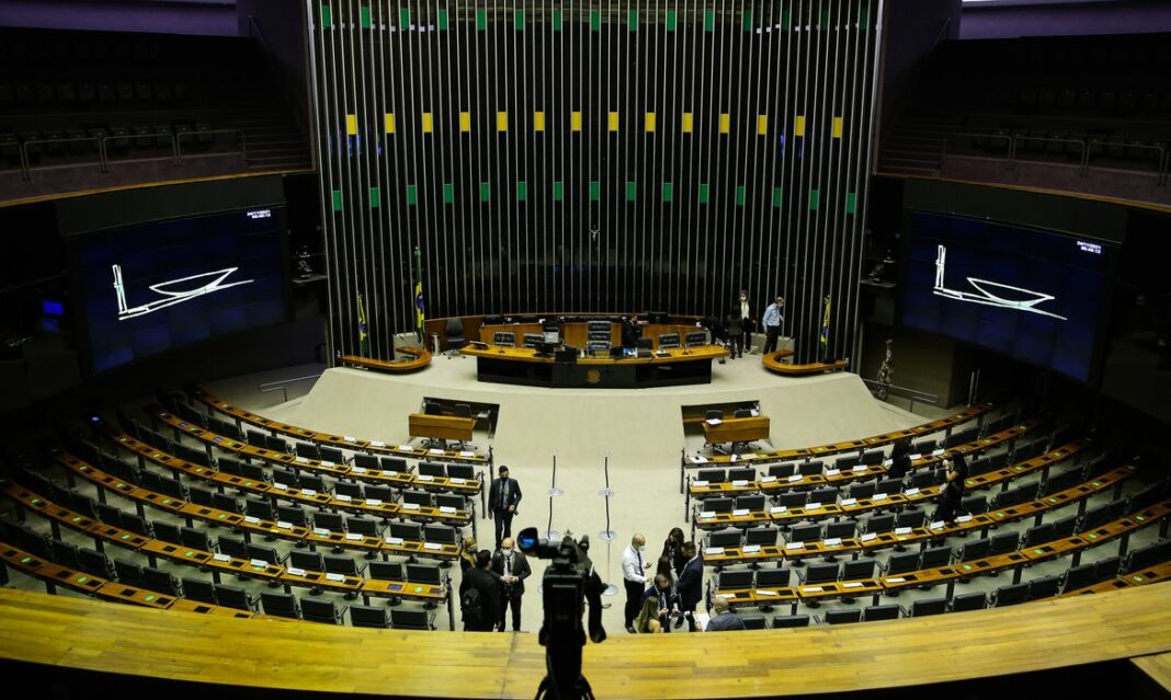 Brasileiros elegem muitos policiais e pouquíssimos professores