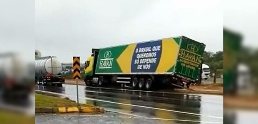 Caminhão da Havan tenta bloquear estrada e fica atolado
