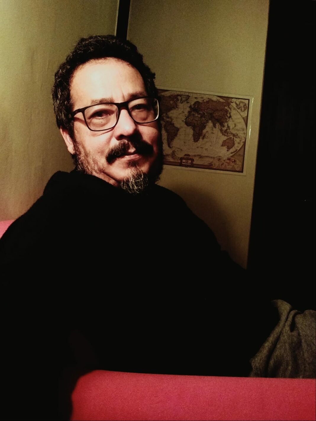 Vencedor de 12 prêmios jornalísticos e autor de cinco livros, jornalista que atuou em RO questiona editorais da Folha e Estadão com ataques a Lula