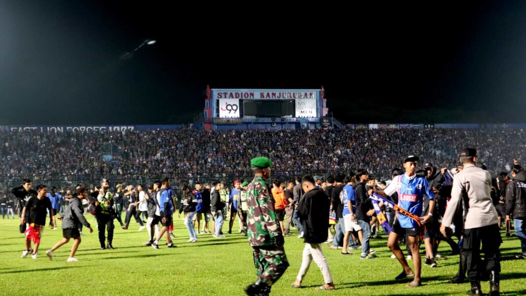 Violência em jogo de futebol deixa ao menos 127 mortos na Indonésia