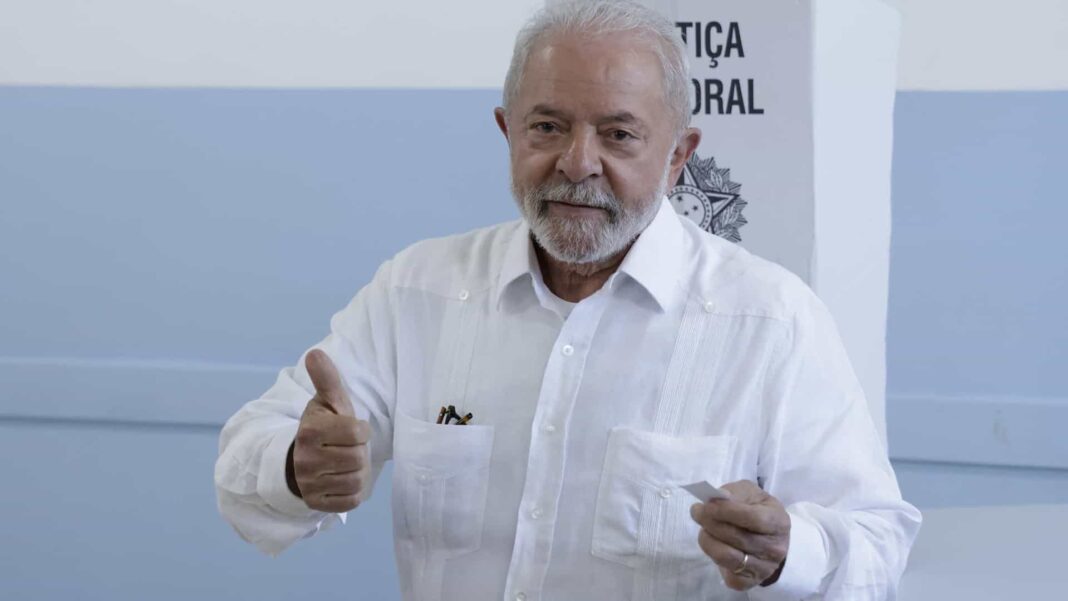 Lula vota em São Bernardo e afirma: ‘hoje é o dia mais importante da minha vida’