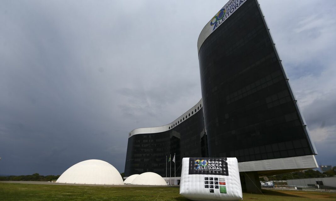 Presidente do TSE veta investigações contra institutos de pesquis