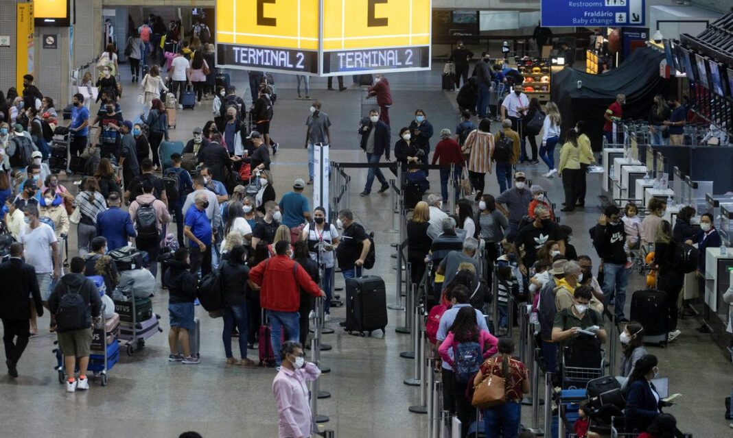 Máscaras em aviões e aeroportos são obrigatórias a partir de hoje