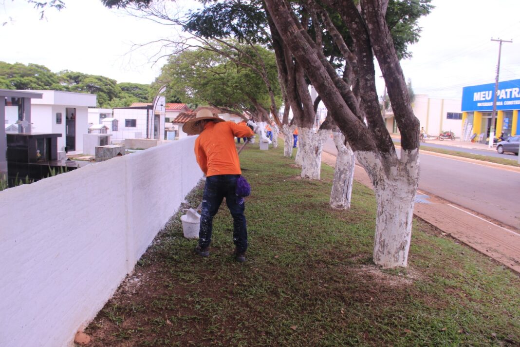 Dia de Finados: Prefeitura limpa cemitério em Vilhena