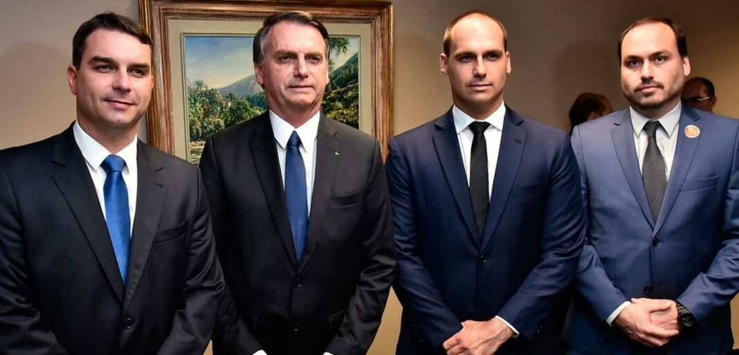 Família Bolsonaro toda pede cidadania italiana