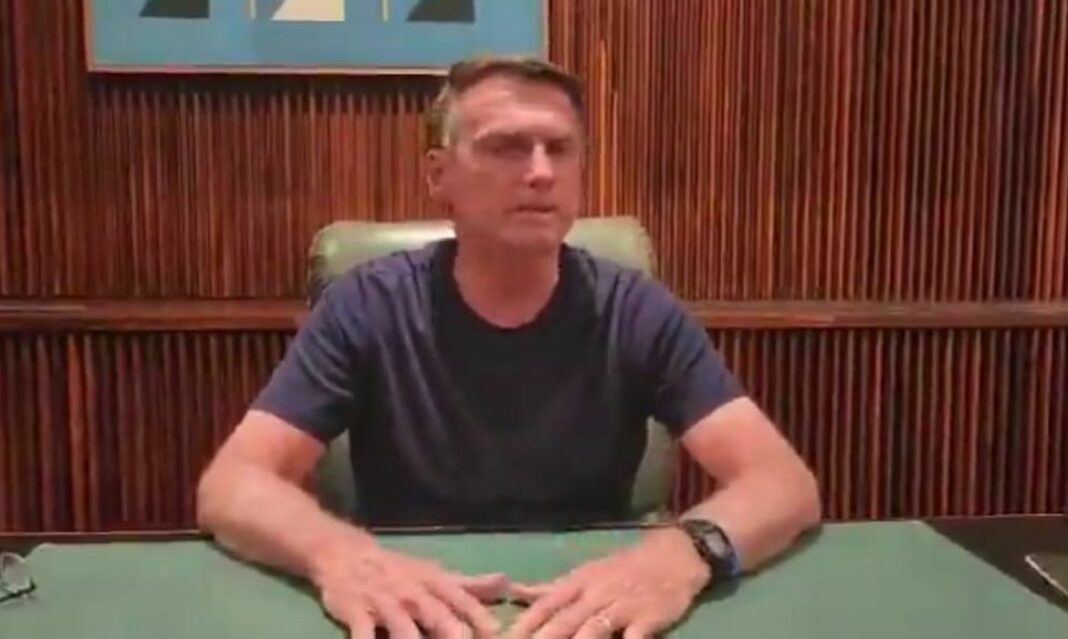 Abatido, Bolsonaro pede que manifestantes desobstruam as rodovias em todo país