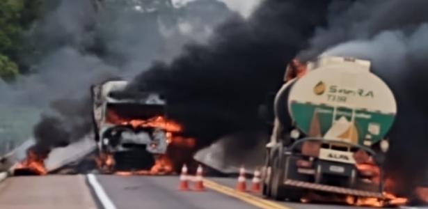 Caminhões queimados em ato golpista bloqueiam rodovia em MT