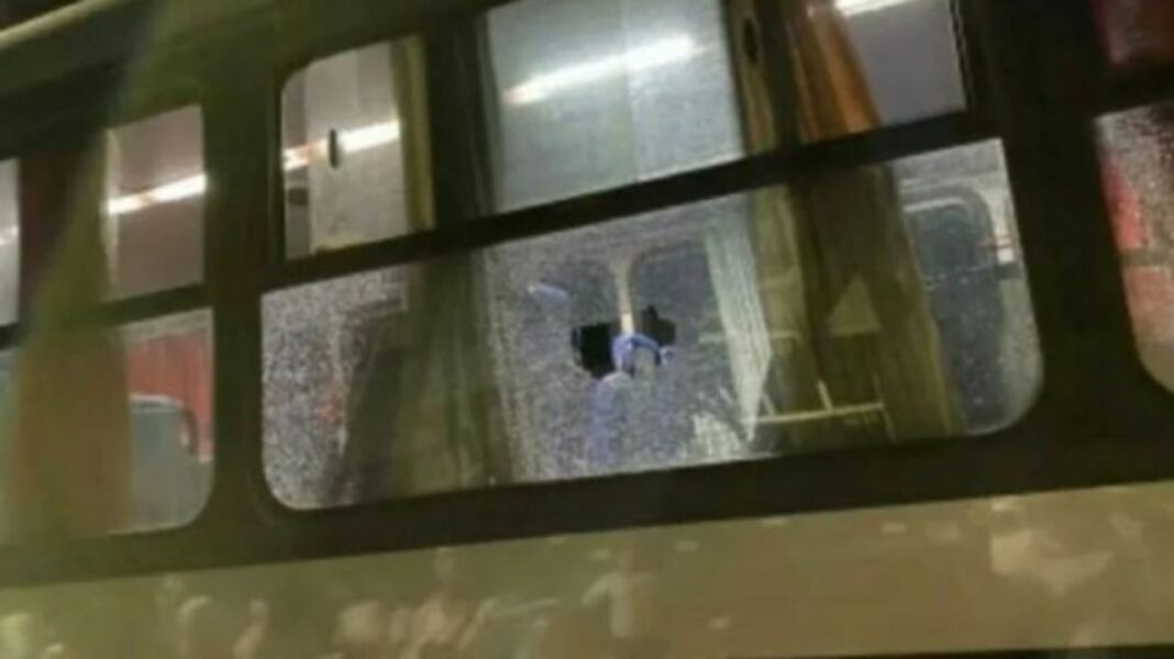 Bolsonaristas atiram em ônibus escolar; moradores relatam pânico