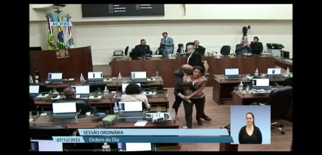 Vereadora é assediada em plena sessão da Câmara