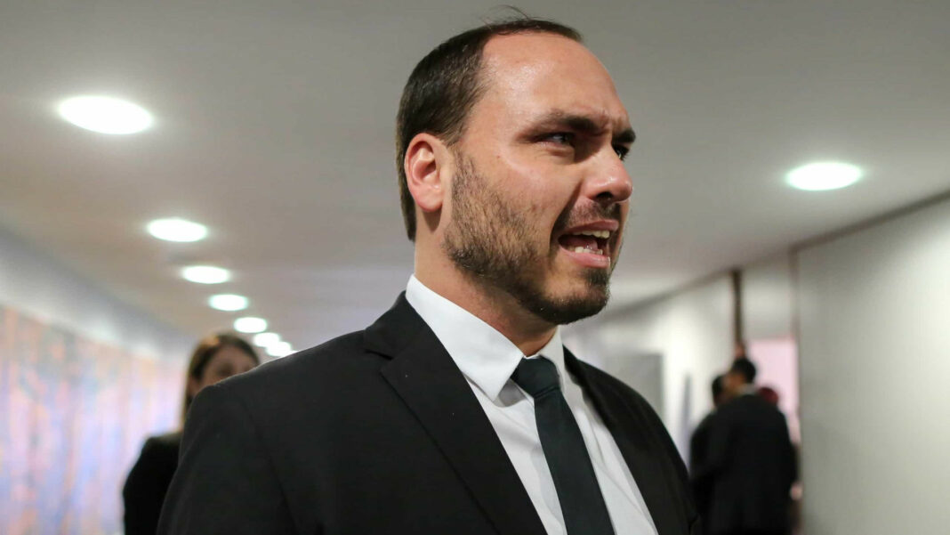 Carlos Bolsonaro ataca PT e indicação para PF e filho de Lula o chama de ‘chorão’