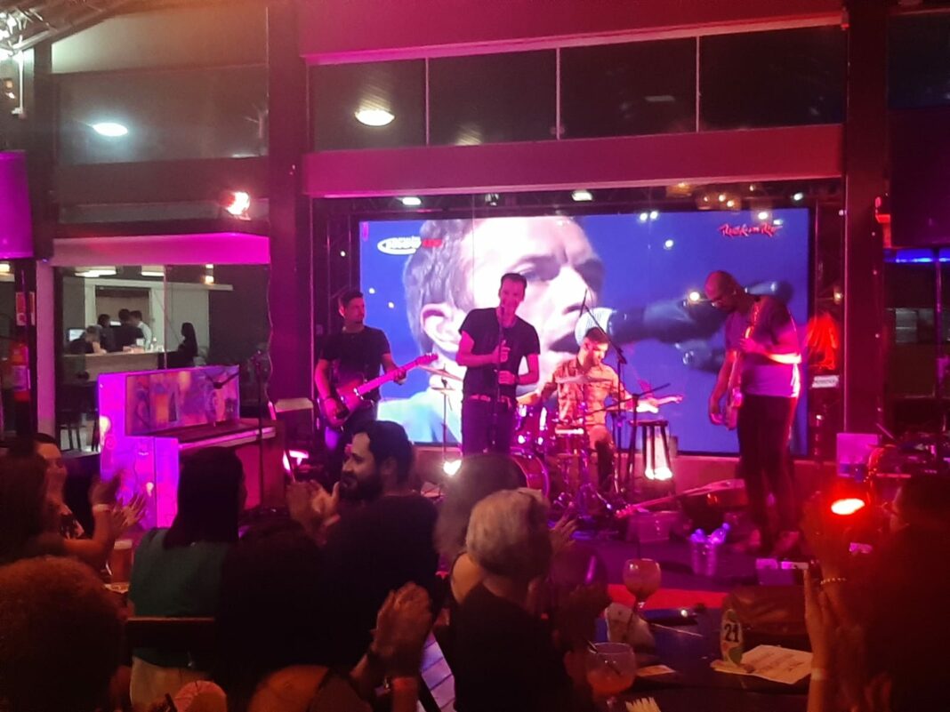 Coldplay cover reúne fãs da banda inglesa em Vilhena; confira imagens do show