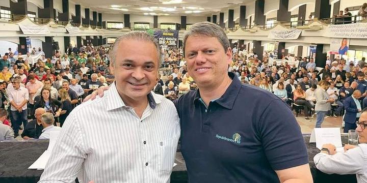 Tarcísio escolhe autor de “cura gay” para Turismo