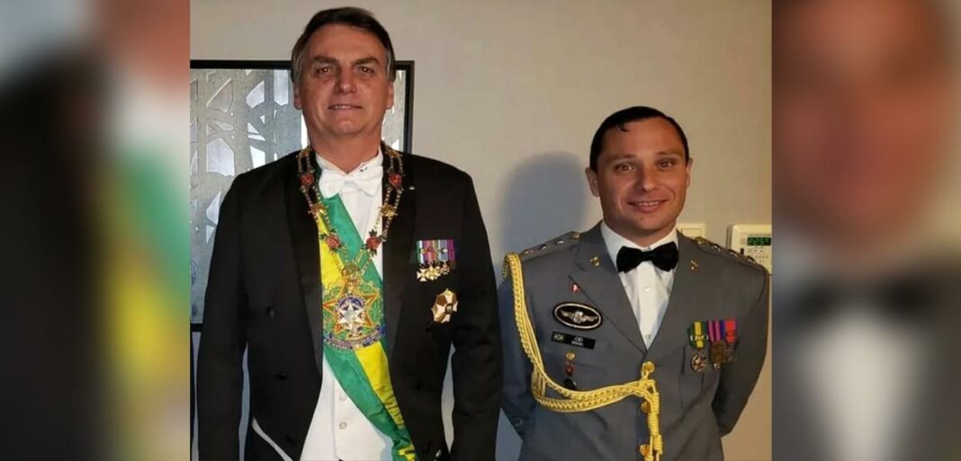 Braço direito de Bolsonaro pagava contas do clã presidencial com dinheiro vivo e operava “caixa paralelo”, diz site